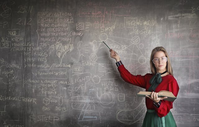 Profesora explicando